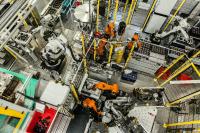 52 Stanzteile in 35 Sekunden 0,1 Millimeter genau in die Spitzgussmaschine platziert