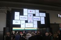 Displaywand am Eingang zur DSE 2013 kommt von BrightSign, Flixio Studios, Philips Commercial Signage und Peerless-AV