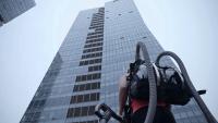 Sportkletterin erklimmt 140-Meter hohen Büroturm mit der Saugkraft von LG CordZero Staubsaugern
