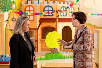 Staatsministerin Kerstin Schreyer besucht das Frieda Lang Haus für Kinder