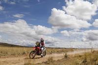 Honda Fahrer holt bei der Rallye Dakar auf