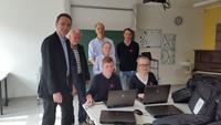 Schüler freuen sich über Notebooks von EWE
