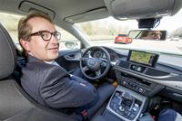 Bundesverkehrsminister Dobrindt testet pilotiert fahrenden Audi