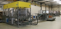 Ein modulares R.WEISS - Endverpackungssystem zum Aufrichten und Verschließen von Schachteln mit integrierten Handarbeitsplätzen