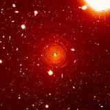 Neue Entdeckung durch ESA-Satellit Herschel: Heiße Wasserdampfwolken um hellen Kohlenstoffstern