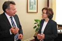 Ministerin Conrad besucht SCHNEIDER KREUZNACH