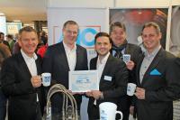 MC-Bauchemie überreicht 100-Tonnen-Kaffeebecher an Aarsleff