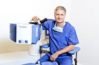 Deutscher Augenchirurg unterzieht sich erfolgreich einer PresbyMAX® µ-Monovision Behandlung