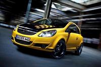 Cooler Typ im traditionellen Opel-Rennoutfit: Der Corsa Color Race