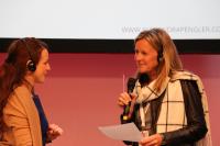 Vocal Coach Alexandra Pengler sorgt beim Brand Ex mit einem Trinkhalm für Begeisterung