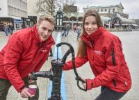 Blaues Band symbolisiert Grundwasserschutz
