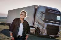Spektakulärer Gleitschirm-Stunt demonstriert einzigartigen Antriebsstrang von Volvo Trucks