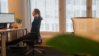 TÜV Rheinland: Ergonomischer Büroarbeitsplatz entlastet Rücken, Nacken und Augen