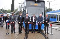 Rostock: Die neuen TramLink-Stadtbahnen 6N2 der Schwestergesellschaften Vossloh Kiepe und Vossloh Rail Vehicles nehmen den Fahrgastbetrieb auf