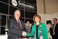 Wirtschaftsministerin Eveline Lemke besucht SCHNEIDER KREUZNACH Servohydraulik auf der Hannover Messe 2013
