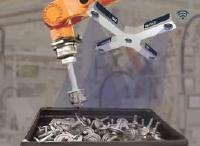ISRA kündigt neue Bin-Picking-Generation an: Quad-Camera-Technologie liefert kürzeste Taktzeiten bei jedem Bauteil- und Containertyp