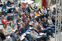 Auszubildende rollen Kongressbesuchern den grünen Teppich aus