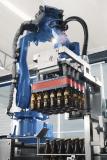 Roboter verpackt Flaschen griffsicher und schnell