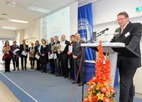 Hessens Wirtschaftsstaatssekretär Steffen Saebisch ehrt Sieger des Wettbewerbs „Weiterbildung Innovativ 2011“