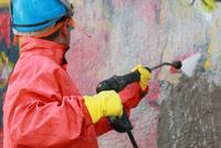 Vorsicht vor Folgeschäden: Mit der Graffiti-Entfernung nicht zu lange warten
