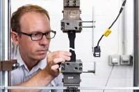 Müde Kunststoffe? Forscher entwickeln zuverlässiges Werkzeug zur Abschätzung der Lebensdauer