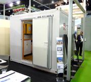 Strom-Oase: Donauer Solartechnik stellt mobiles Solarenergie-System in Abu Dhabi vor