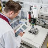 Vom Kleben und Klebenkönnen: bebro electronic sieht Fügetechnik als Systemkonstruktion der Zukunft