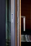 Elegante Feinstruktur bei Aluminium-Holz-Fenstern