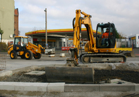 Acht JCB Maschinen auf großflächiger Wendeschleife
