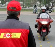 Motorradfahrer ohne Routine im Temporausch