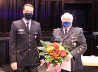 Eberhard Schmidt erhält Feuerwehrehrenzeichen am Bande