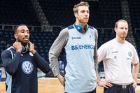 Wentronic überreicht Kopfhörer im Löwen-Look: Braunschweiger Basketballer dunken mit Soul!