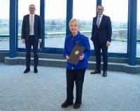 Polytec Gründerin Liselotte Lossau mit Bundesverdienstkreuz am Bande geehrt