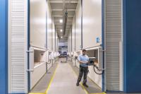 Hänel Lean-Lift® Vertikallifte sichern Lagerbestände für Just-in-time Produktion von Tablettenpressen