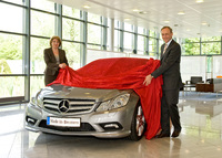 Erster Kunde übernimmt das neue Mercedes-Benz E-Klasse Coupé