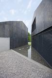 Experimentelles Novum - Getrenntes Doppelhaus mit geätzter, feuerverzinkter Fassade