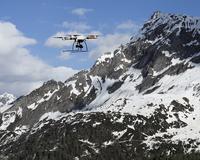 Unbemannter Quadrocopter überquert die Alpen