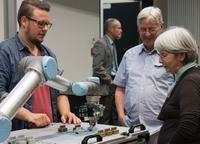 Maschinen zum Anfassen - Fakten zum Staunen: Vorlesung begeistert für Industrieroboter