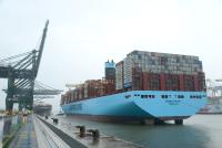 Containerriese Madrid Maersk zu Gast im Hafen Antwerpen