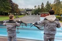 Fleißige Hände im Schwimmbad und an den Fahrradständern: Auszubildende von ThyssenKrupp Steel Europe helfen dem Sportheim Wedau