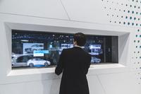 Weltweit erster Einsatz: eyevis EYE-TOLED-5500 visualisiert neuen Auto-Antrieb von Hyundai