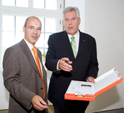 AGO AG Energie + Anlagen präsentiert Bundeswirtschaftsminister Michael Glos ein neues Programm für den Klimaschutz