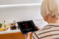 Vorteile smarter Assistenzsysteme mehr in den Fokus rücken – digitale Helfer entlasten Angehörige und stärken Selbständigkeit der Pflegebedürftigen!