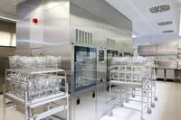 Zentrale Spülküche macht's möglich: Laborglas wirtschaftlich aufbereiten