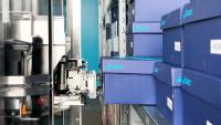 ASICS setzt auf Magazino Roboter