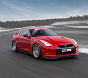 KW spendiert dem Nissan GT-R ein Gewindefahrwerk Gesamtpaket enthält Flügeltüren und das Liftsystem HLS