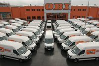 Fahrzeugübergabe: ALD Automotive übergibt 50 neue VW Crafter an OBI