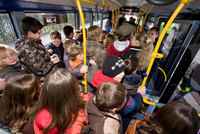 Kinder im Bus – eingepfercht wie Ölsardinen