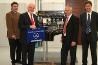 DaimlerChrysler engagiert sich für Ausbildung: Zwei Lkw-Motoren der Bildungsakademie gespendet