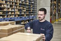 Mehr Effizienz dank neuem Durchblick: DB Schenker setzt Smart-Picking-Brille in der Lagerlogistik ein